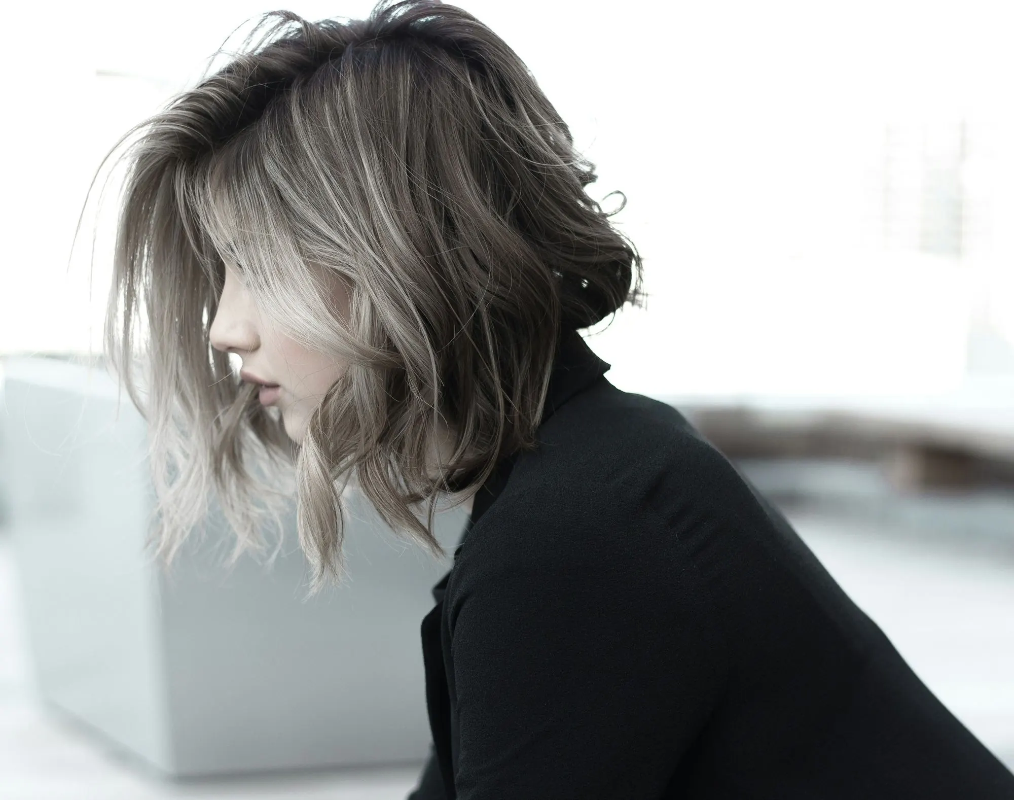 애쉬 그레이로 물들인 웨이브 단발의 옆모습